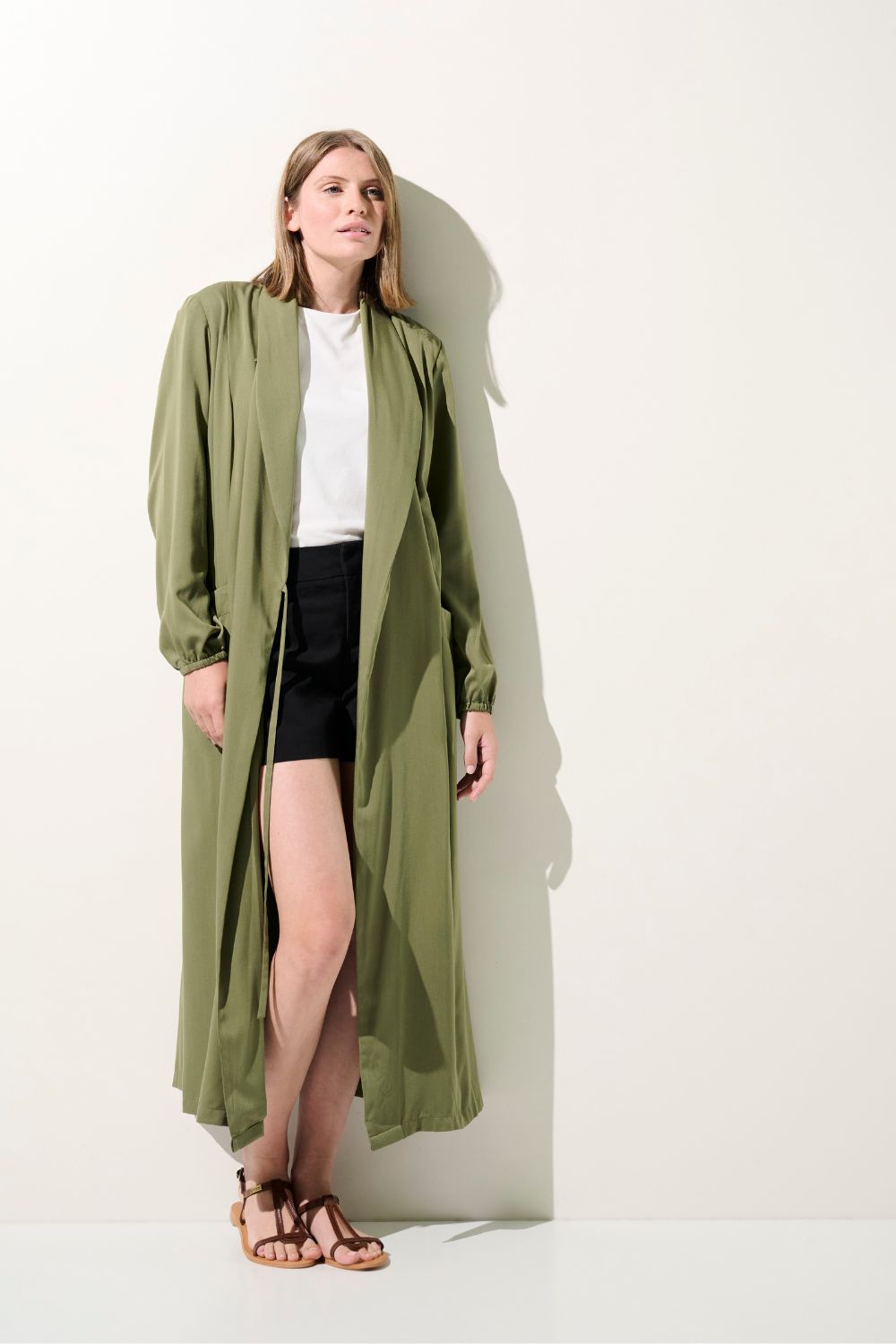 Kimono anti-UV Rimini vert olive pour femme, léger et fluide, parfait pour les promenades au soleil.