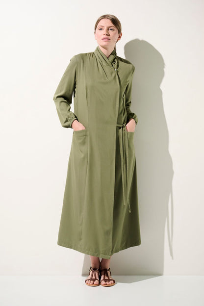 Kimono anti-UV Rimini femme en vert olive, léger et fluide, idéal pour se protéger du soleil avec UPF 50+.
