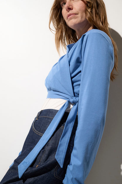 Boléro anti-UV bleu pour femme, léger et élégant, offrant une protection solaire UPF50+ pour sorties ensoleillées.