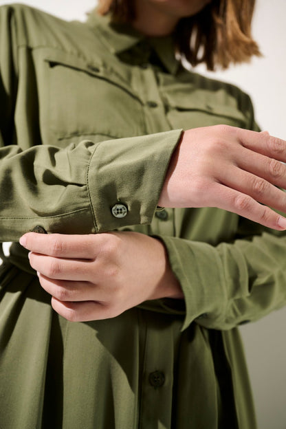 Robe-chemise anti-UV - Rimini verte pour femme, tissu léger et élégant, parfaite pour la protection solaire.