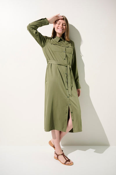 Femme souriante portant une robe-chemise anti-UV - Rimini, verte, à manches longues, élégante et confortable.