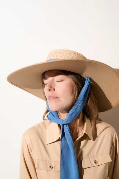 Chapeau anti-UV en paille avec lien bleu pour femme, élégant et confortable, offrant une protection solaire UPF 50+.