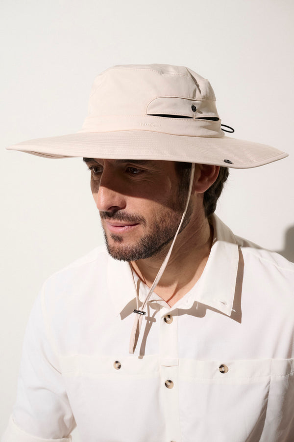 Chapeau anti-UV beige pour homme, léger et confortable, offrant protection solaire UPF 50+ en pleine nature.