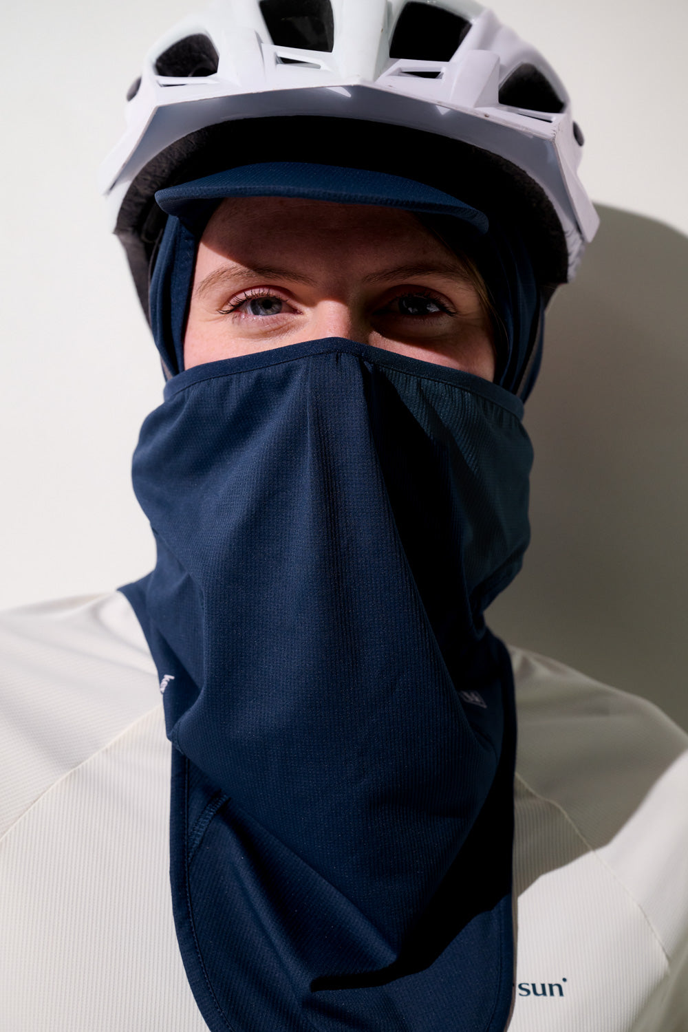 Cagoule visière anti-UV - Ventoux de Ker Sun, légère et respirante, portée par un cycliste pour protection solaire.