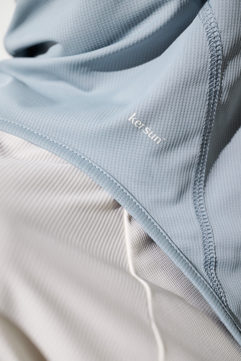 Cagoule visière anti-UV - Ventoux en bleu clair, légère et respirante, marque Ker Sun pour protection solaire.