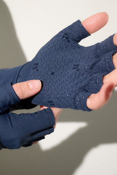 Mitaines anti-UV bleues UPF50+, parfaites pour activités extérieures, offrant confort et adhérence.