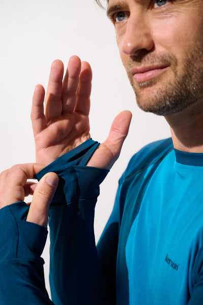 Homme portant un t-shirt de bain anti-UV - Moorea, ajustement avec manches longues UPF 50+ et tissu léger.