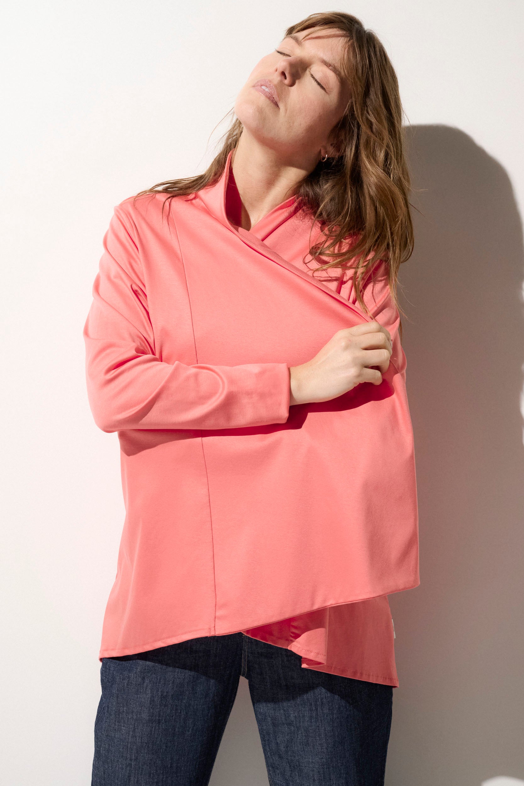Vêtement anti-UV rose UPF50+ pour femme, élégant et léger, idéal pour se protéger lors de sorties décontractées.