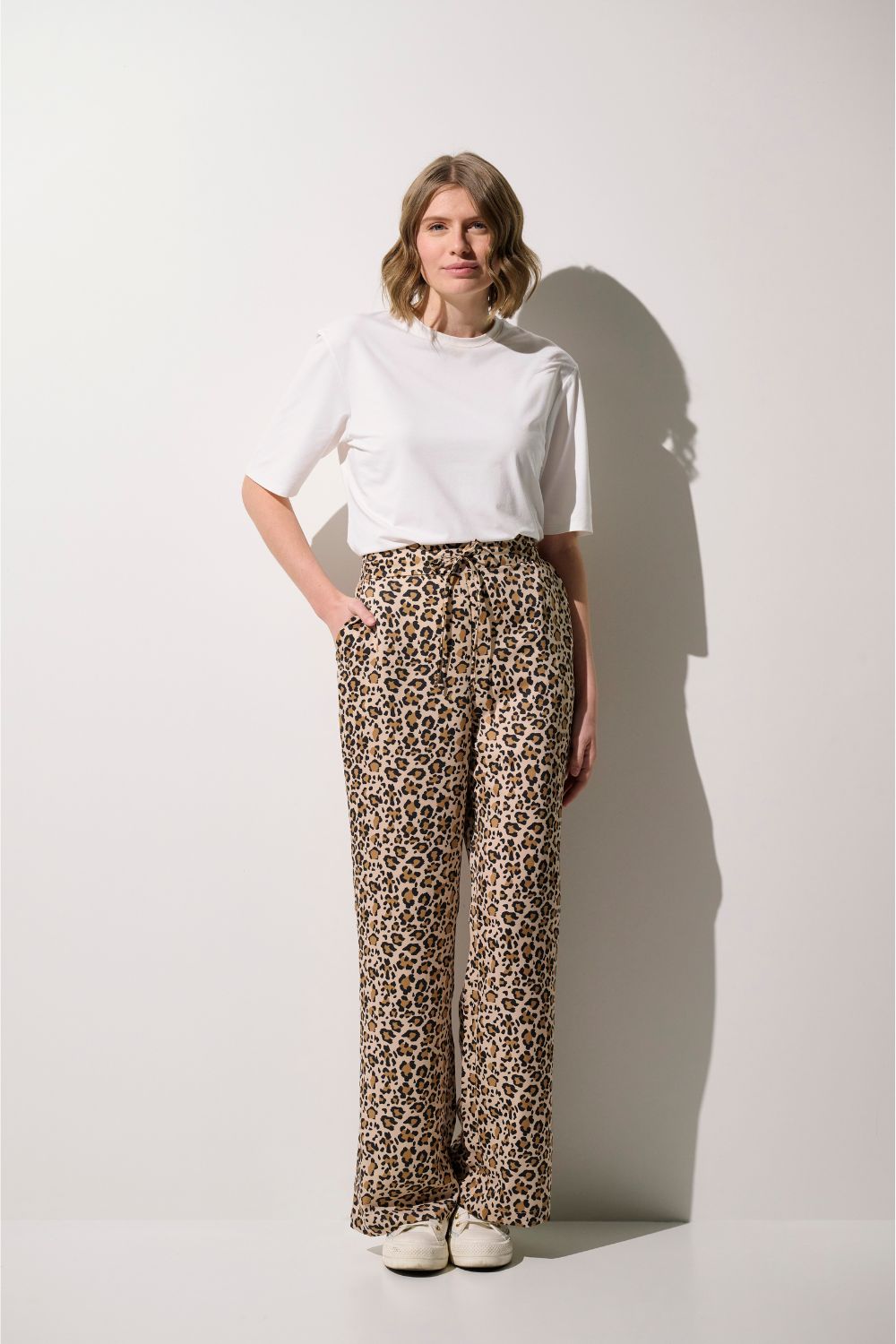 Pantalon anti-UV - Positano à motif léopard, léger et élégant pour femme, offrant protection solaire UPF 50+.