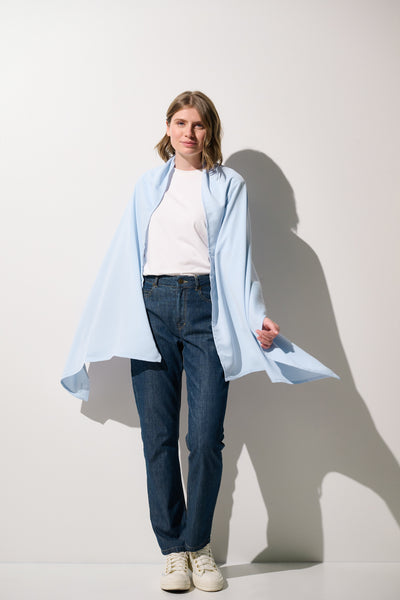 Étole anti-UV - Positano bleu clair portée par une femme, légère et élégante, pour protection solaire.