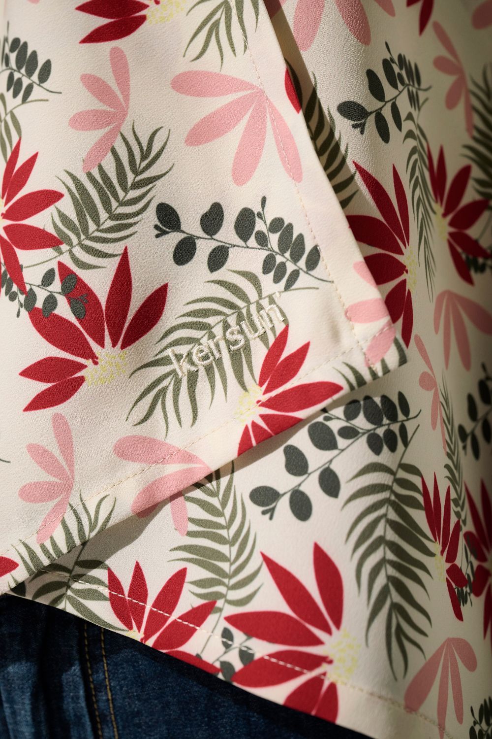 Étole anti-UV Positano de Ker Sun avec motif floral coloré et inscription, parfaite pour la protection solaire.
