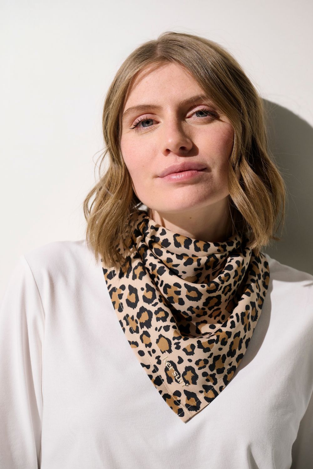 Foulard anti-UV - Positano en motif léopard pour femme, élégant et protecteur contre les UV.