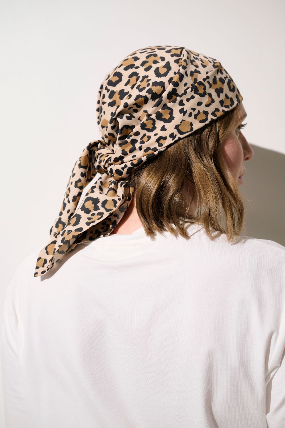 Foulard anti-UV Positano en léopard pour femme, élégant et pratique pour une protection solaire UPF 50+.
