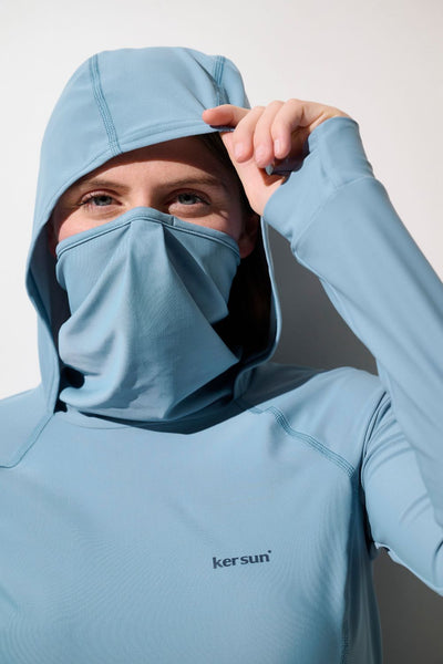 T-shirt de bain anti-UV - Galápagos, femme en bleu avec capuche, protection solaire UPF 50+ pour activités aquatiques.