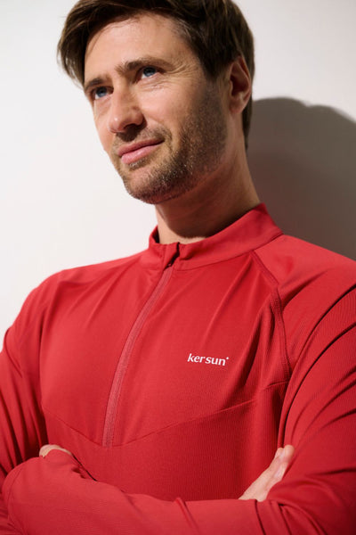 Homme portant un t-shirt zippé anti-UV rouge - Boston de Ker Sun, léger et respirant pour activités extérieures.