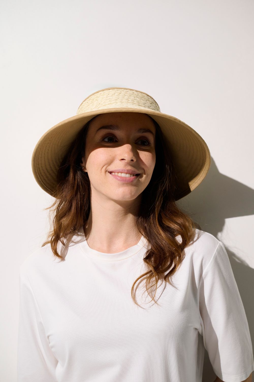 Visière anti-UV Rimini beige portée par une femme, idéale pour la protection solaire au quotidien.