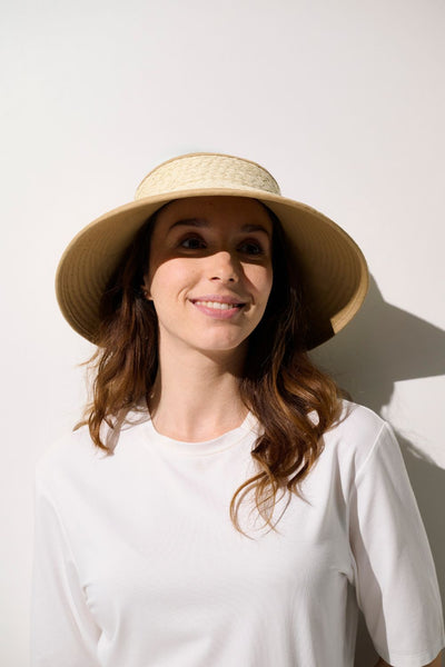 Visière anti-UV Rimini beige portée par une femme, idéale pour la protection solaire au quotidien.