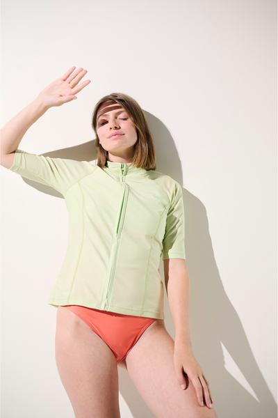 Veste de bain anti-UV - Malta, vert clair, manches courtes, femme, idéale pour la protection solaire à la plage.