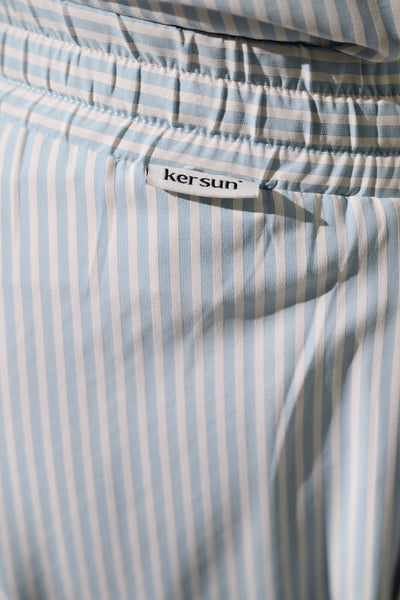 Détail d'un pantalon anti-UV - Sylt, rayures bleues, marque Ker Sun, tissu léger et respirant.