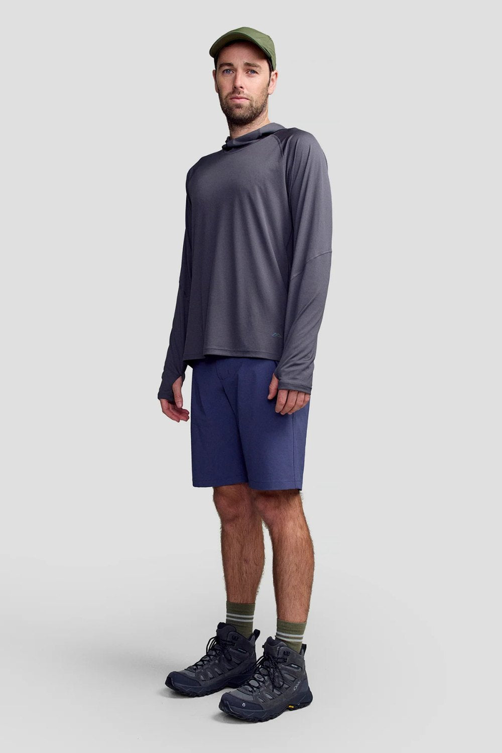 Homme portant un sweat-shirt anti-UV Sun Stopper gris, UPF 50+, idéal pour les activités de plein air.