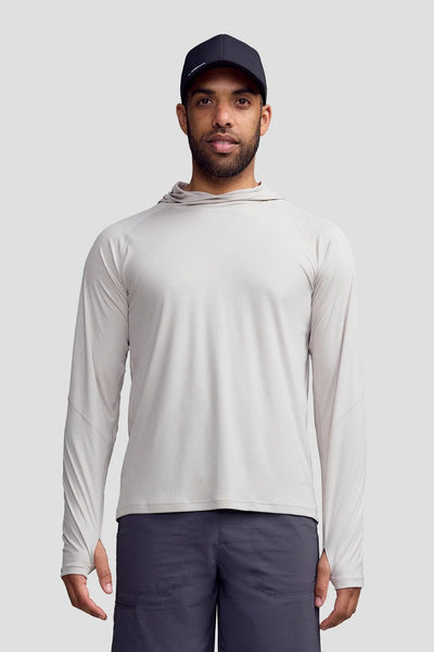 Homme portant un sweat-shirt anti-UV - Sun Stopper beige avec capuche, UPF 50+ pour protection solaire.