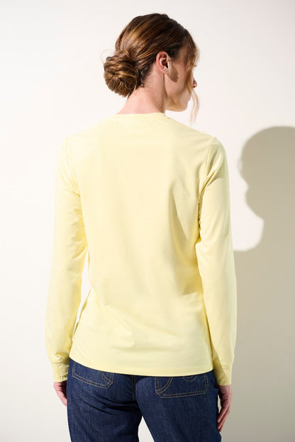T-shirt anti-UV jaune UPF 50+ pour femme, manches longues, idéal pour les activités extérieures.