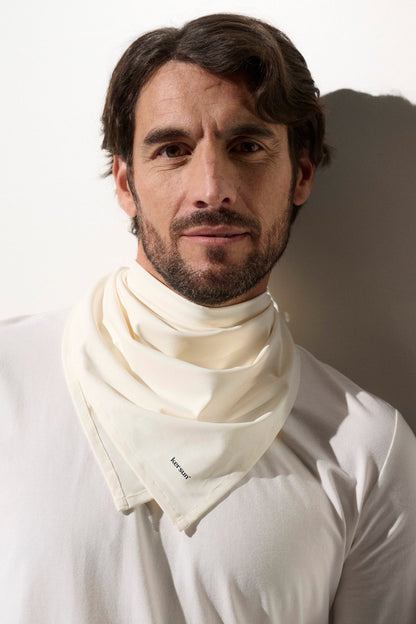 Bandana anti-UV blanc pour homme, léger et élégant, offrant une protection solaire UPF 50+ pour activités en plein air.