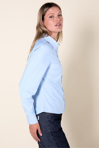 Chemise anti-UV bleue pour femme, manches longues et légère, offrant protection solaire UPF50+.