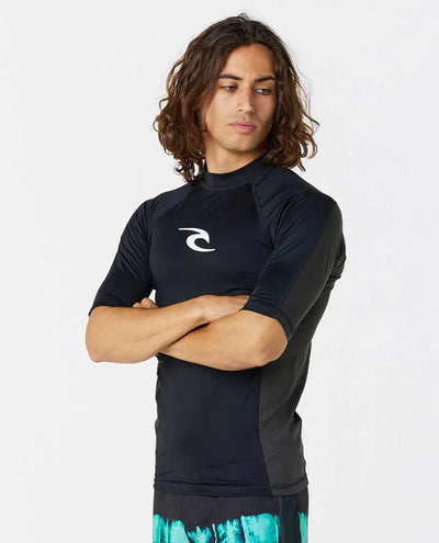 T-shirt de bain anti-UV noir pour homme, protection solaire UPF 50+ en tissu léger et respirant.