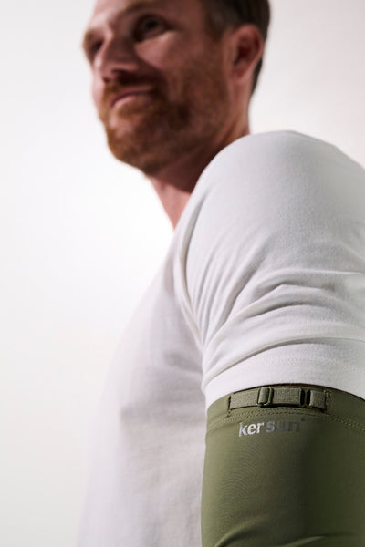 Homme portant des manches anti-UV Gobi en vert, protection solaire UPF 50+ pour activités extérieures, marque Ker Sun.