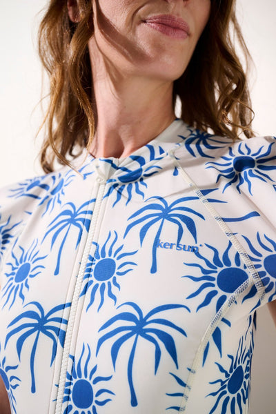 Maillot de bain anti-UV manches courtes - Pacific, femme en tissu léger UPF 50+ avec motifs ensoleillés.