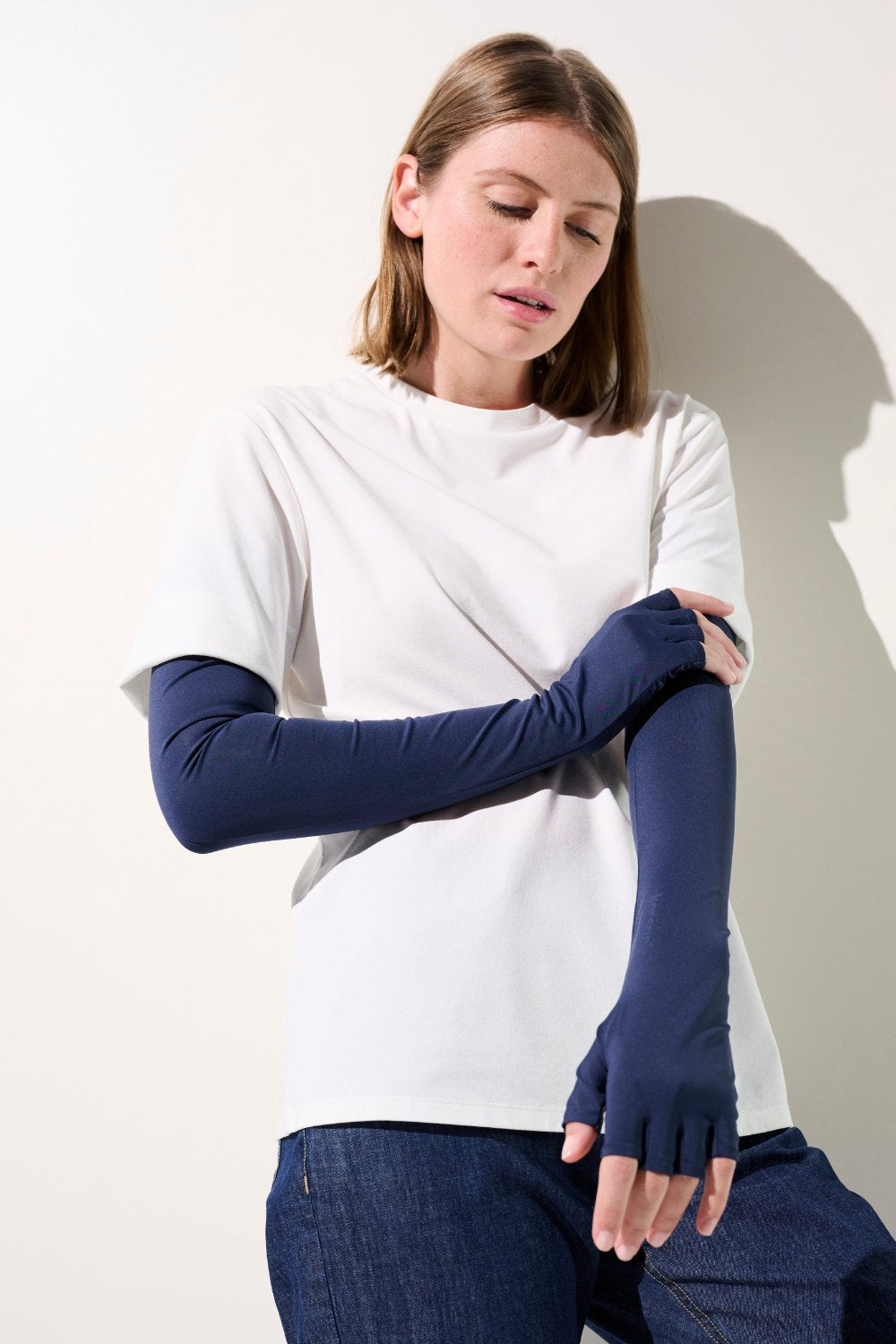 Mitaines à manches anti-UV - Mojave en bleu marine, protection solaire UPF 50+ pour femme, confort et élégance.