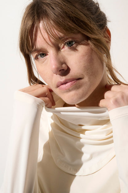 Tour de cou pour femme UPF 50+, tissu léger et respirant pour une protection solaire quotidienne.