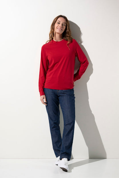 Femme portant un t-shirt anti-UV rouge à manches longues, léger et confortable, pour un usage quotidien.