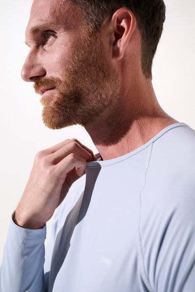 Homme portant un t-shirt anti-UV Oasis léger UPF 50+, idéal pour le sport et la protection solaire.