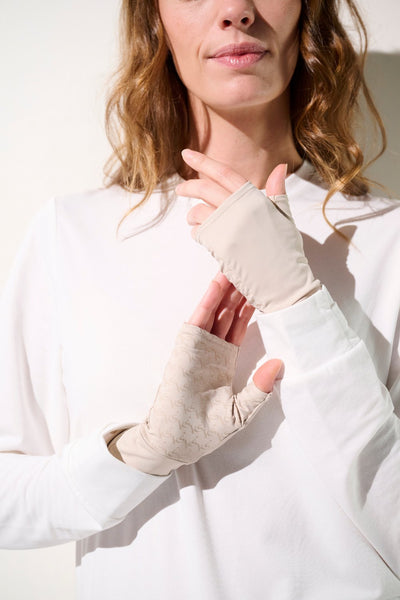 Mitaines moufles anti-UV beiges UPF 50+ pour femme, légères et pratiques, idéales pour activités en plein air.