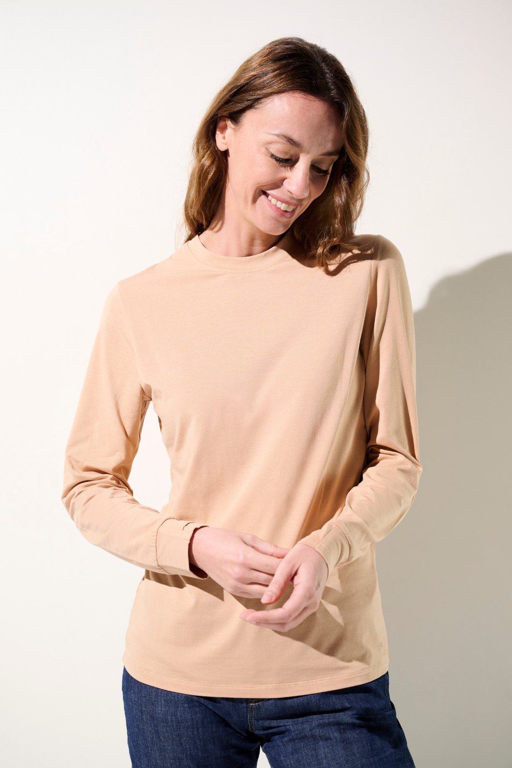 T-shirt anti-UV beige à manches longues pour femme, léger et confortable, certifié UPF 50+ pour une protection solaire efficace.