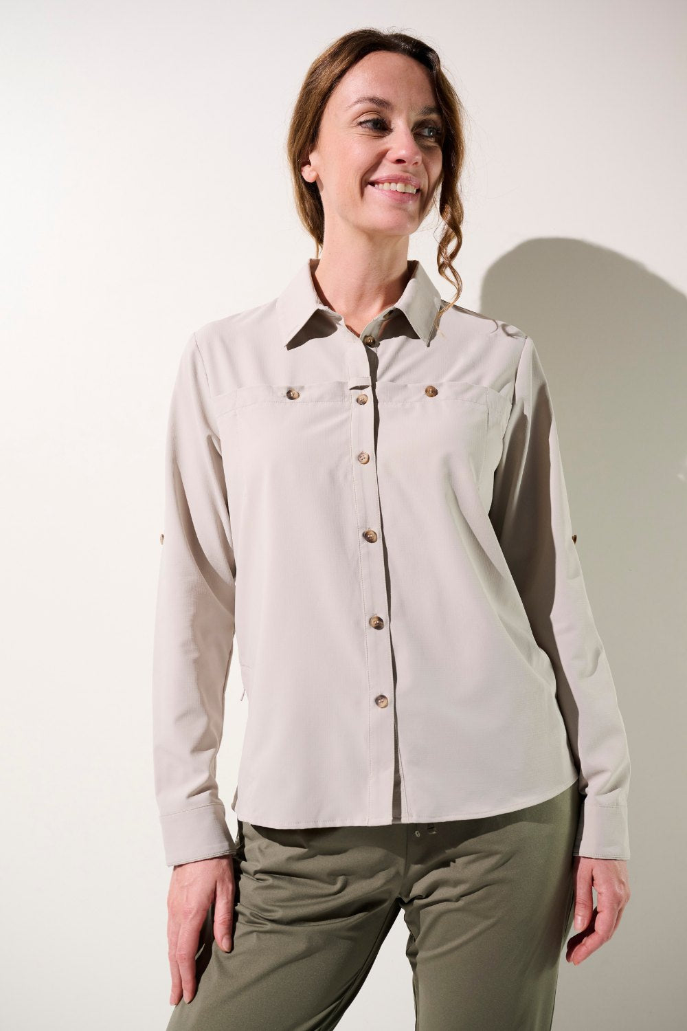 Chemise anti-UV - Sequoia beige pour femme, légère et confortable, idéale pour les activités en plein air.