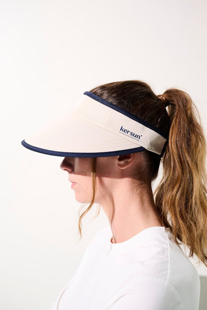 Visière anti-UV - Augusta beige avec logo Ker Sun, protection solaire UPF 50+, portée par une femme active.