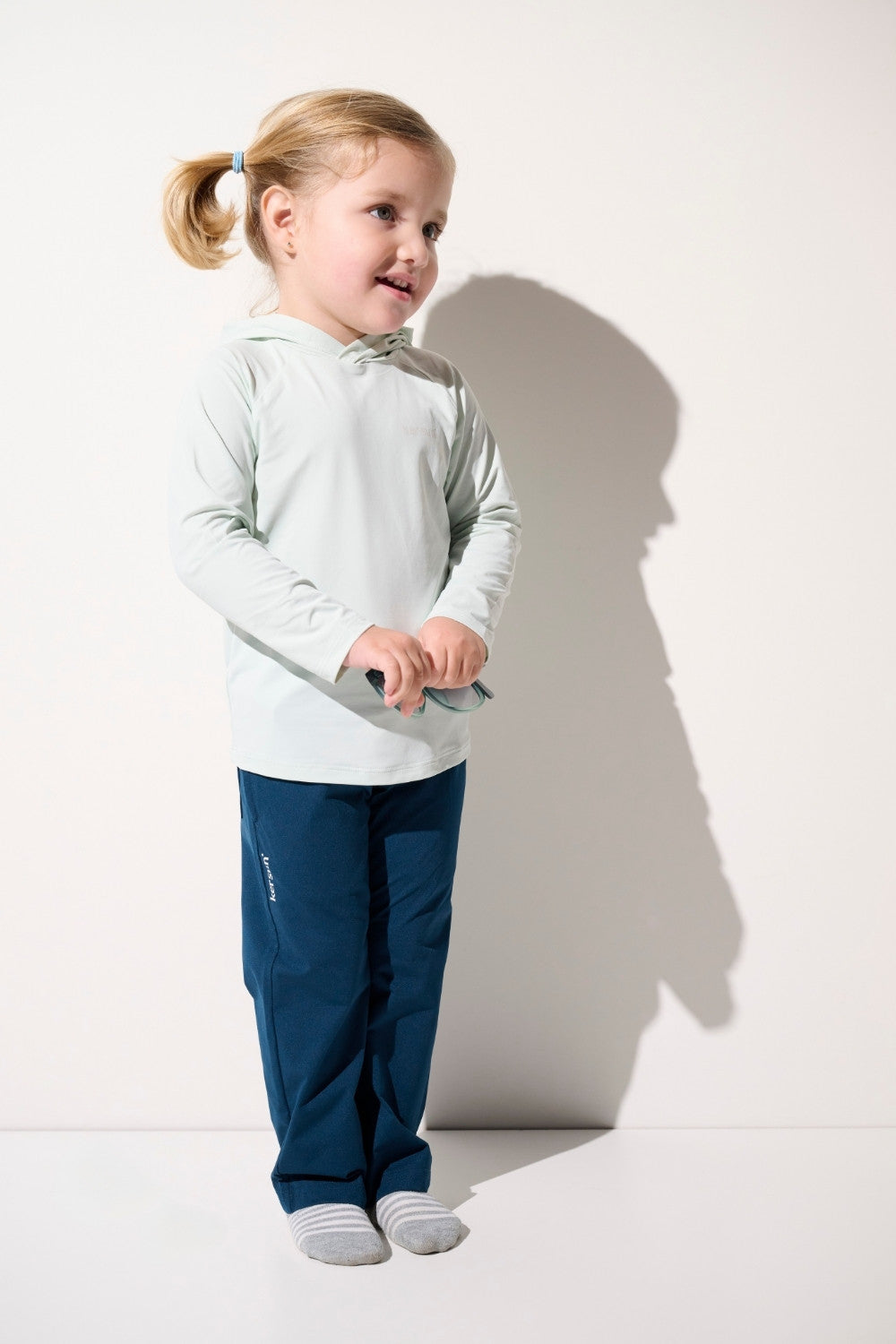 T-shirt anti-UV à capuche - Oasis en vert clair pour enfant, léger et UPF 50+, idéal pour jouer au soleil.