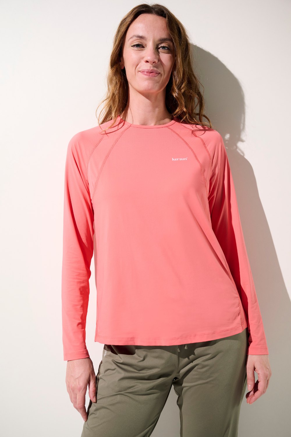 T-shirt anti-UV - Oasis pour femme, en corail, manches longues, léger et UPF 50+ pour activités en plein air.