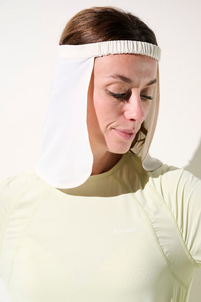 Cache-nuque anti-UV - Gobi blanc UPF 50+, porté par une femme pour protection solaire lors d'activités en plein air.