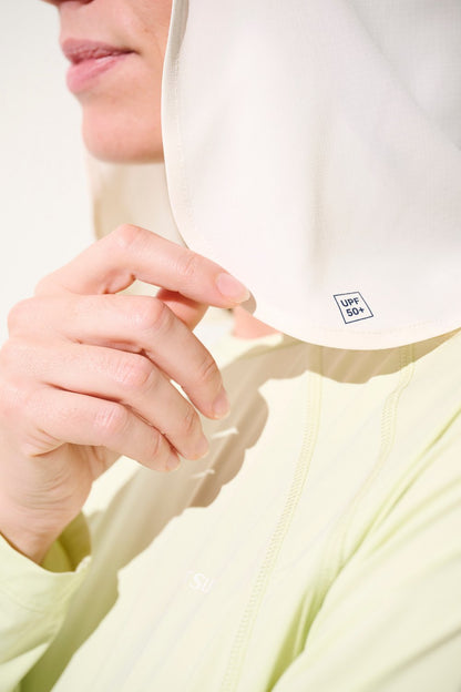 Cache-nuque anti-UV Gobi léger UPF 50+ porté par femme, idéal pour une protection solaire au quotidien.