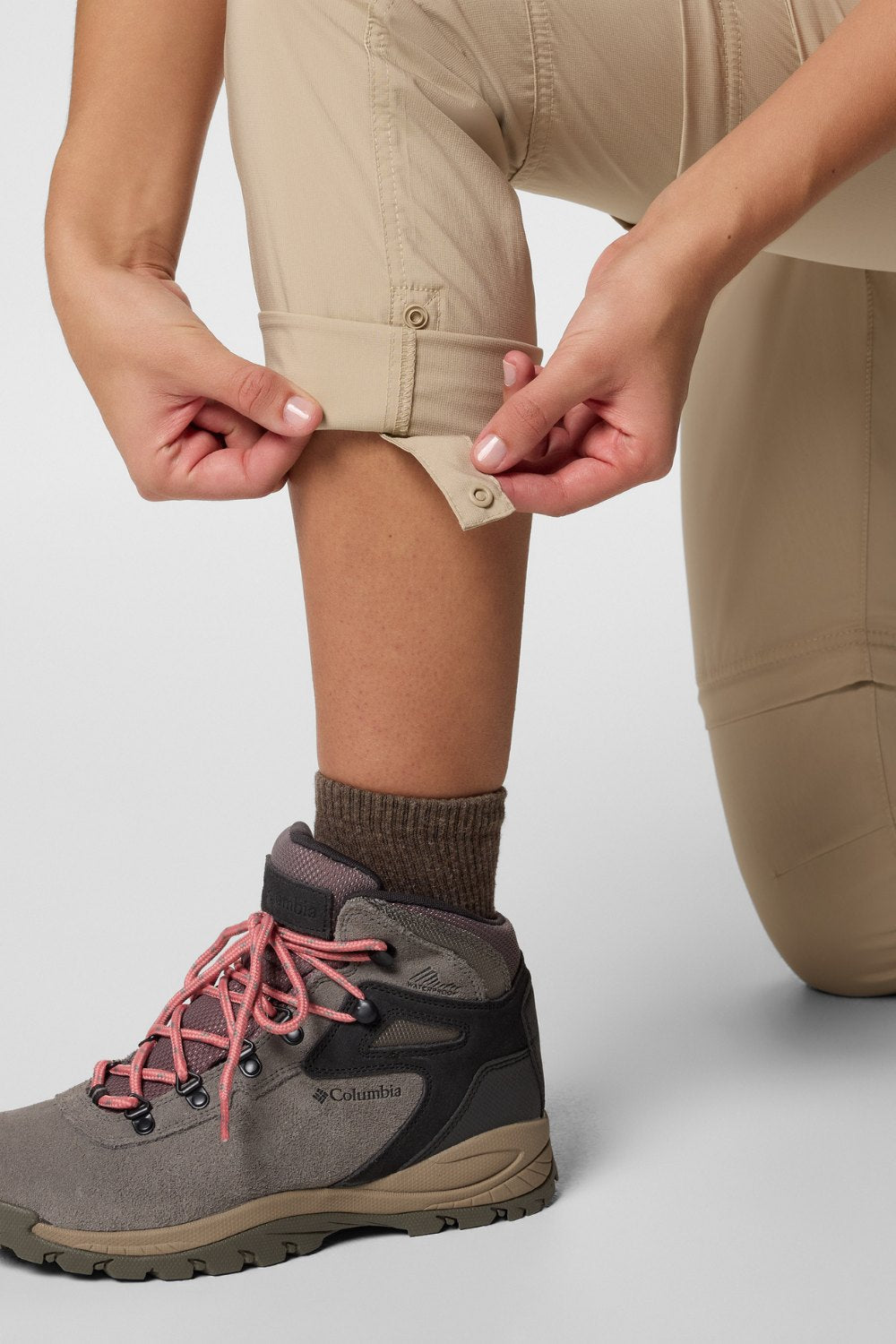 Pantalon de randonnée anti-UV convertible - Silver Ridge Utility, ajusté avec bas de jambes zippés, porté avec des chaussures de randonnée.