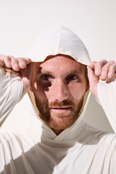 Homme portant un T-shirt anti-UV à capuche blanc, idéal pour les activités en plein air et protection solaire UPF 50+.