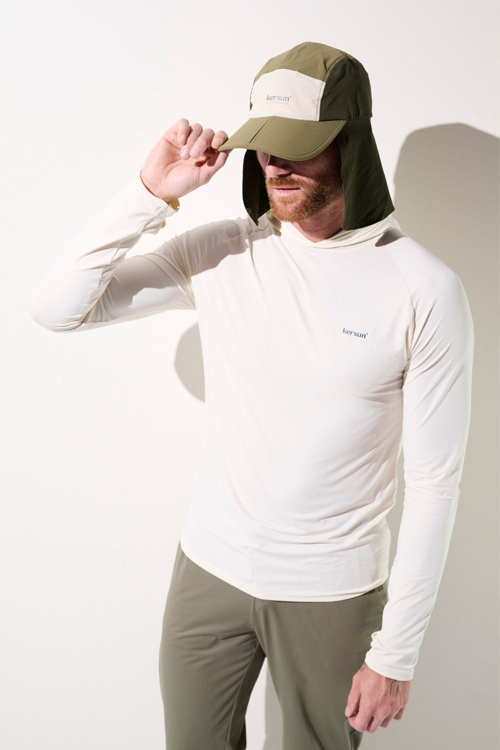 Homme portant une casquette anti-UV - Sequoia et un t-shirt léger UPF 50+, protection solaire complète.