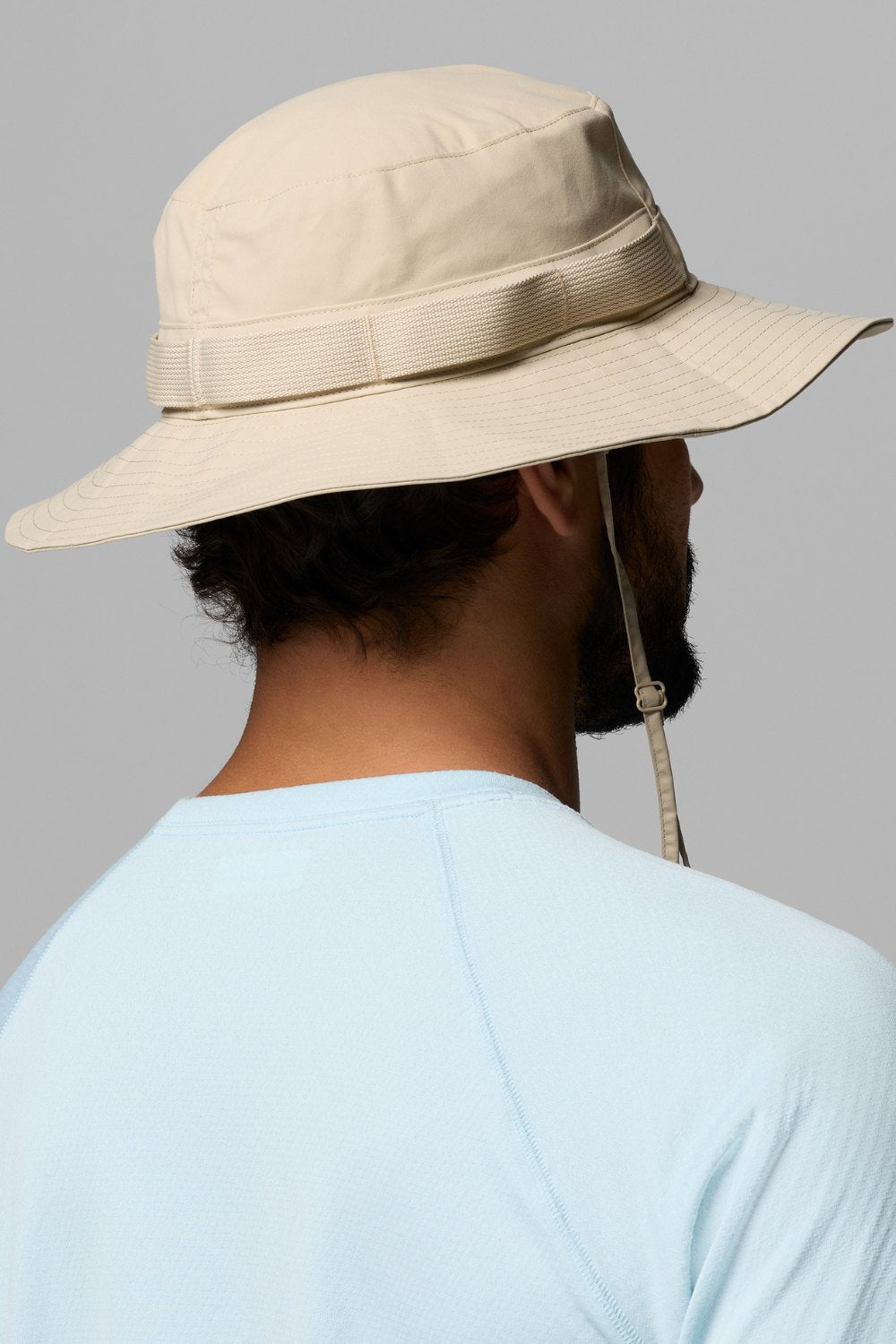 Bob anti-UV packable beige, léger et confortable, idéal pour la protection solaire en plein air.