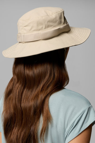 Bob anti-UV - Packable beige porté par une femme, offrant protection solaire UPF 50+ et confort lors d'activités extérieures.