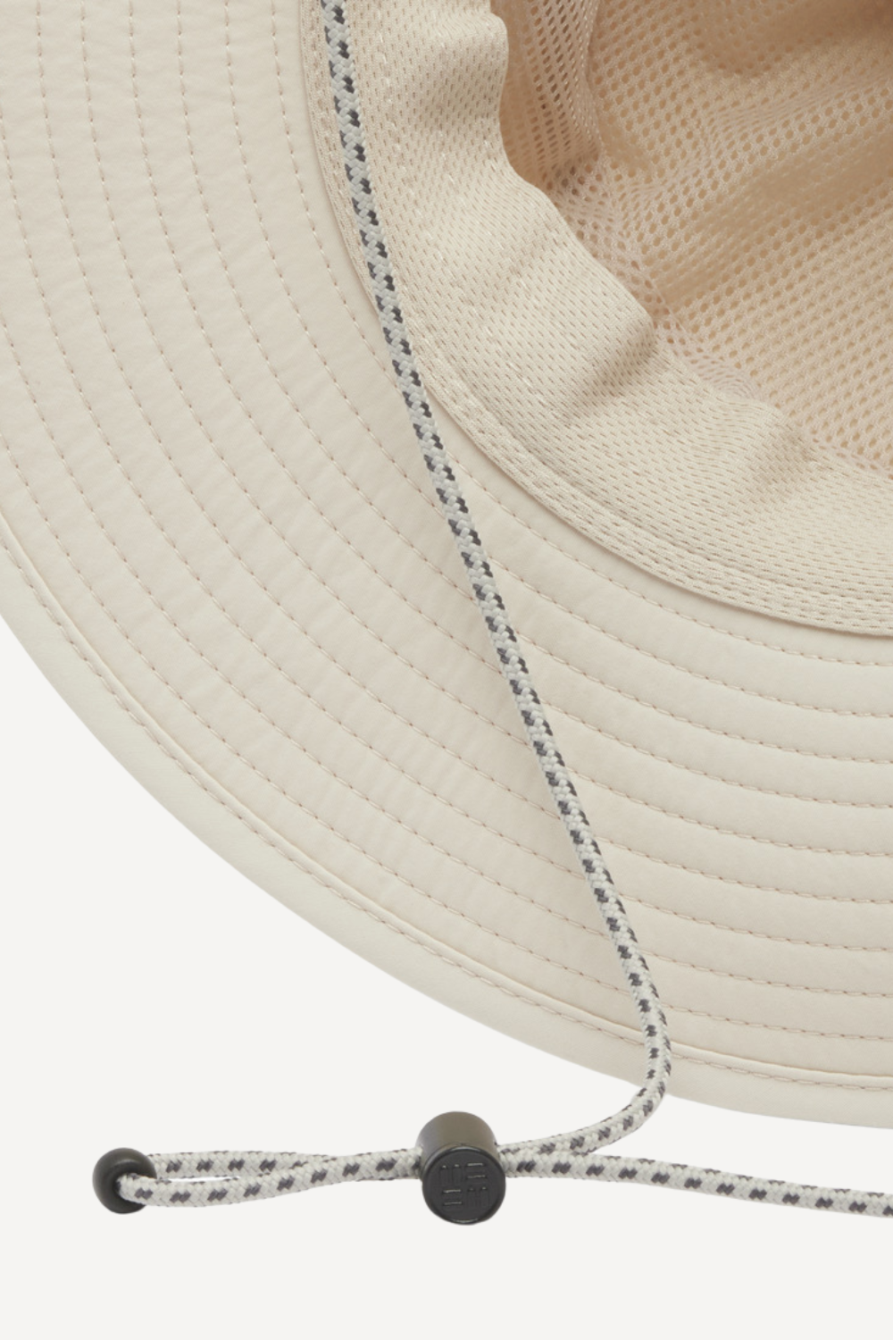 Chapeau anti-UV beige Columbia avec protection UPF 50+, conçu pour le confort sous le soleil.