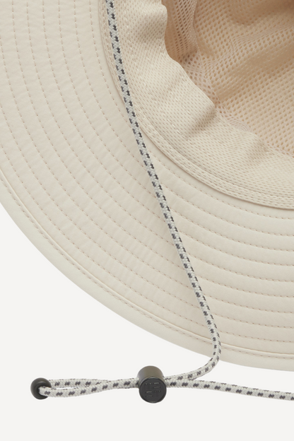 Chapeau anti-UV beige Columbia avec protection UPF 50+, conçu pour le confort sous le soleil.